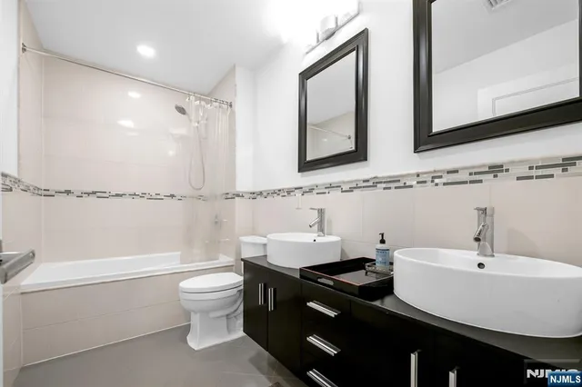 $1,279,910 | 807 Edgewood Lane, Unit B, Fort Lee, NJ 07024