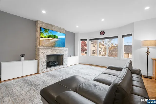 $1,279,910 | 807 Edgewood Lane, Unit B, Fort Lee, NJ 07024