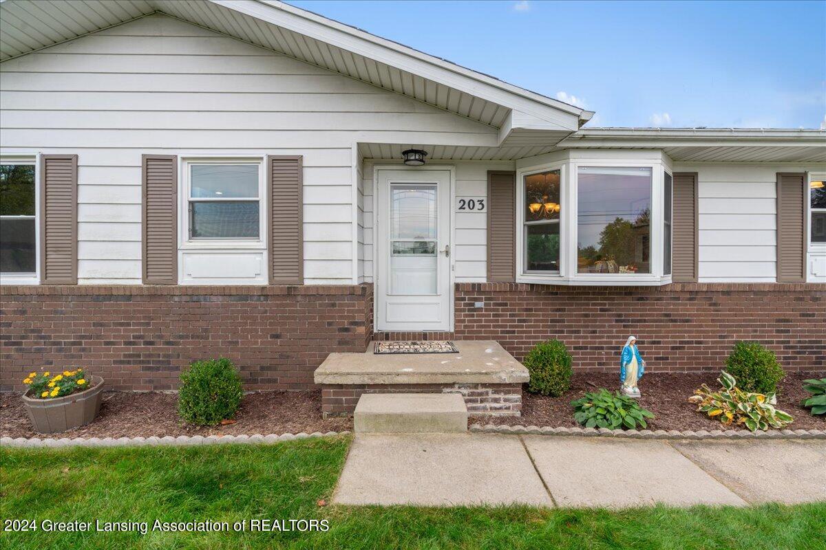 203 West Herbison Road Dewitt, MI 48820 - Photo 2 of 40 14-Media Jett - 13