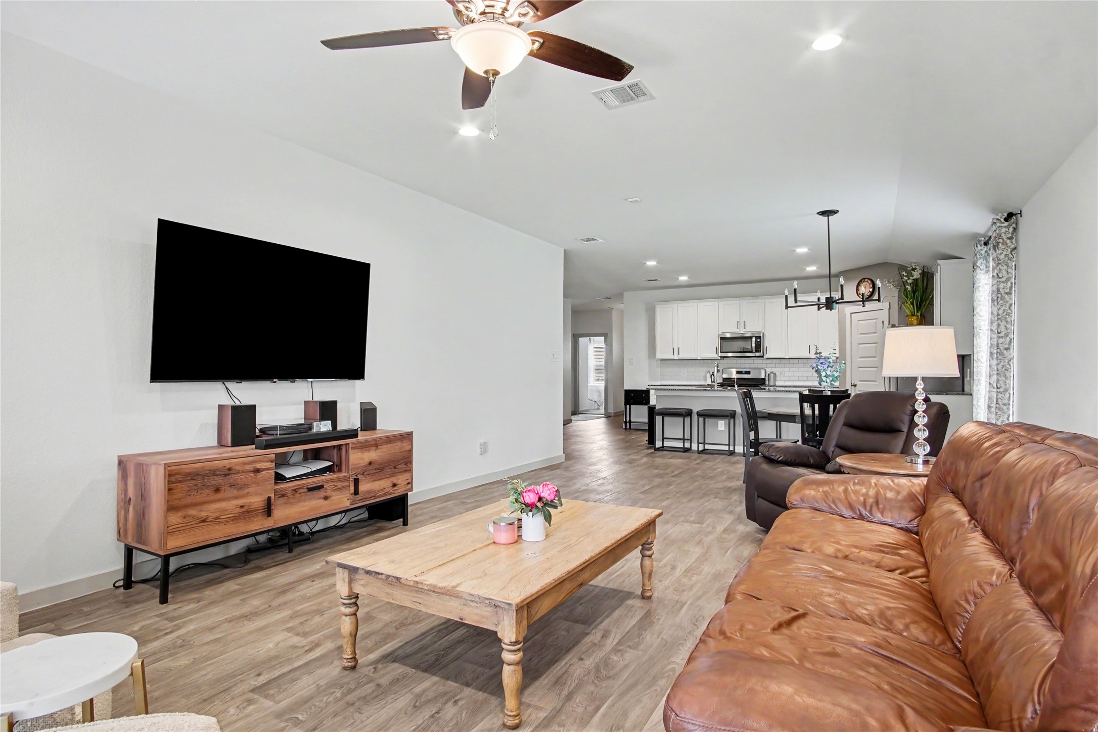 1302 Truckee River Drive Rosharon, TX 77583 - Photo 22 of 39 Clean, neutral, upgraded, and ready for new owners to move in!