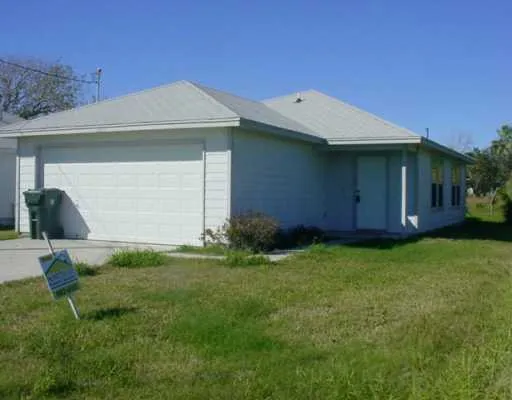 a view of an house with backyard and garden