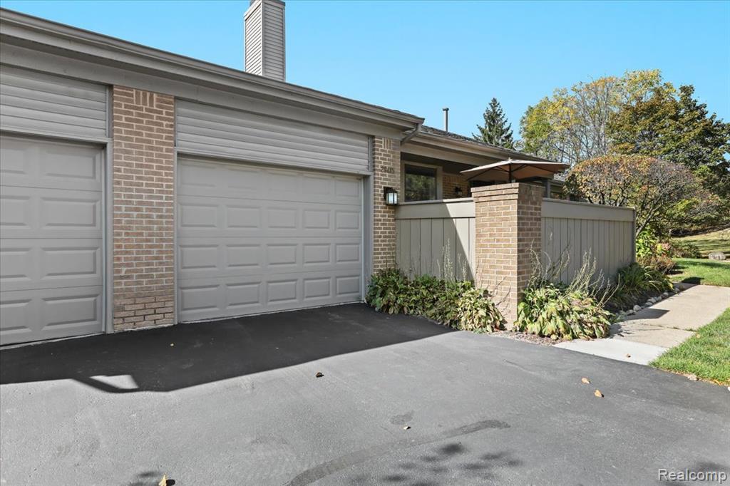 29485 Beau Ridge Farmington Hills, MI 48331 - Photo 4 of 33