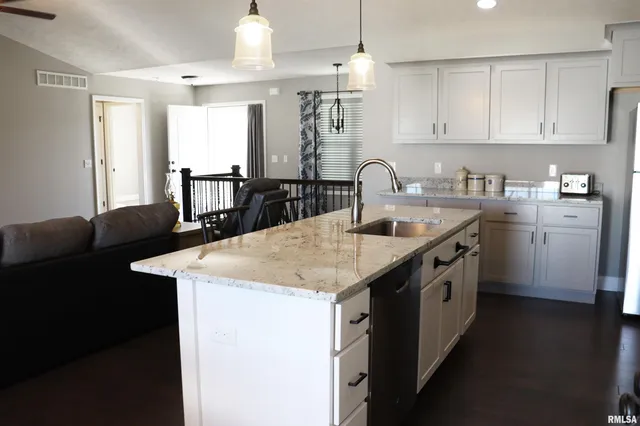 $357,500 | 1519 Calvin Drive, Washington, IL 61571