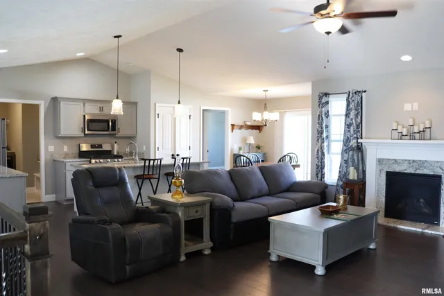 $357,500 | 1519 Calvin Drive, Washington, IL 61571