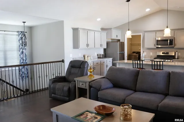 $357,500 | 1519 Calvin Drive, Washington, IL 61571