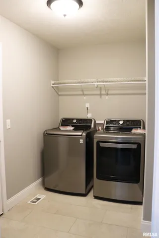 $357,500 | 1519 Calvin Drive, Washington, IL 61571