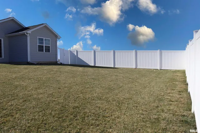 $357,500 | 1519 Calvin Drive, Washington, IL 61571