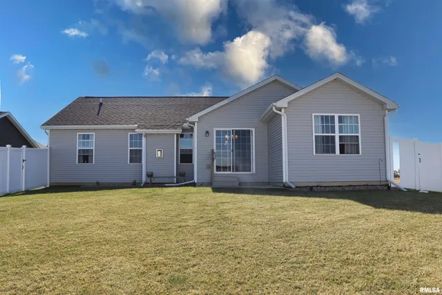 $357,500 | 1519 Calvin Drive, Washington, IL 61571