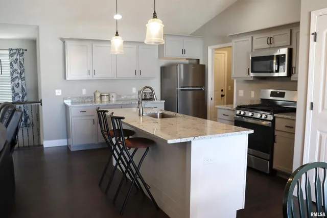 $357,500 | 1519 Calvin Drive, Washington, IL 61571