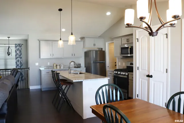 $357,500 | 1519 Calvin Drive, Washington, IL 61571