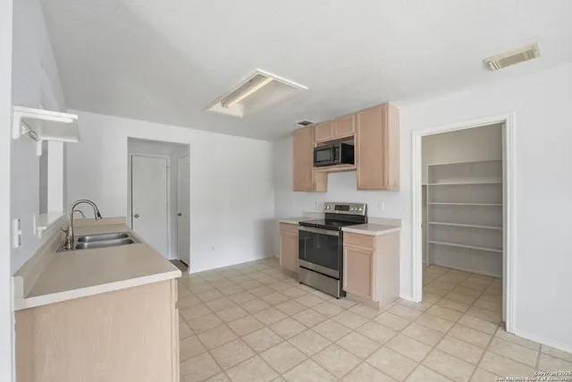 $1,695 | 535 Centro Hermosa, San Antonio, TX 78245