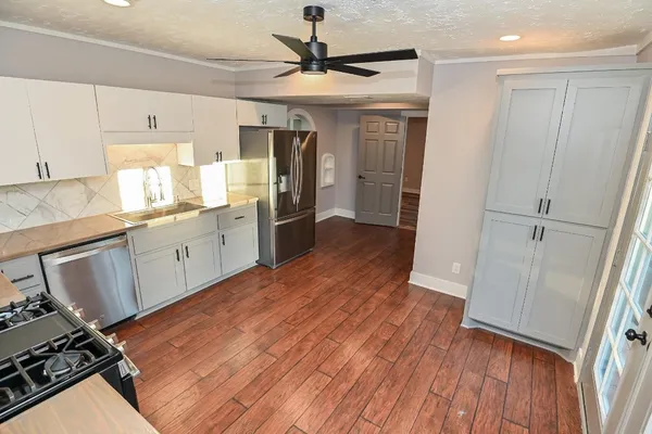 $2,800 | 1031 Meyer Street, Sealy, TX 77474