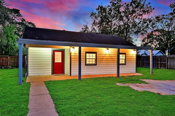 $2,800 | 1031 Meyer Street, Sealy, TX 77474