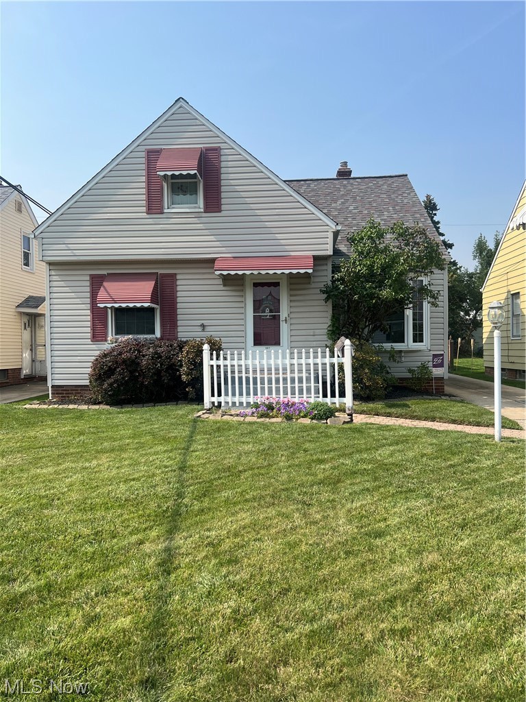 Bungalow featuring a front lawn
