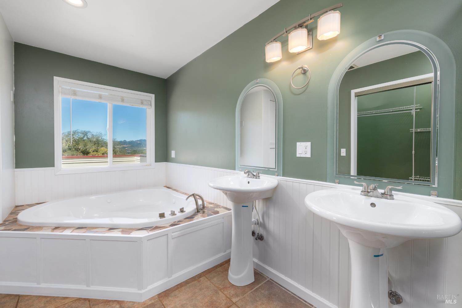 1088 Palomino Road Cloverdale, CA 95425 - Photo 25 of 41 a bathroom with a tub a sink and mirror