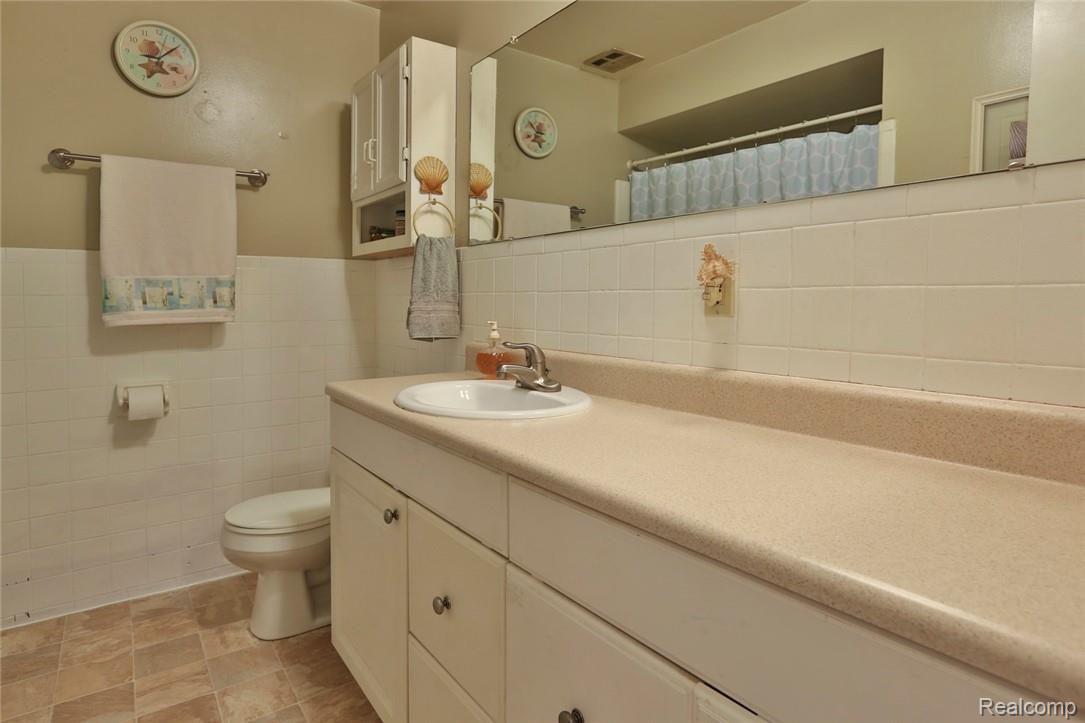 29521 West Road New Boston, MI 48164 - Photo 12 of 20 2B8A2981.jpg