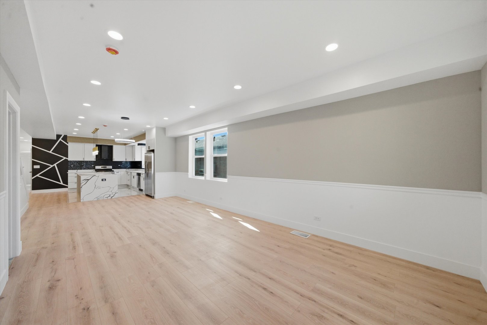939 North Harding Avenue Chicago, IL 60651 - Photo 4 of 27
