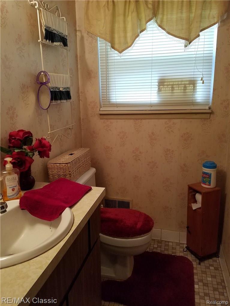 42408 Barchester Road Canton, MI 48187 - Photo 12 of 31 half bath
