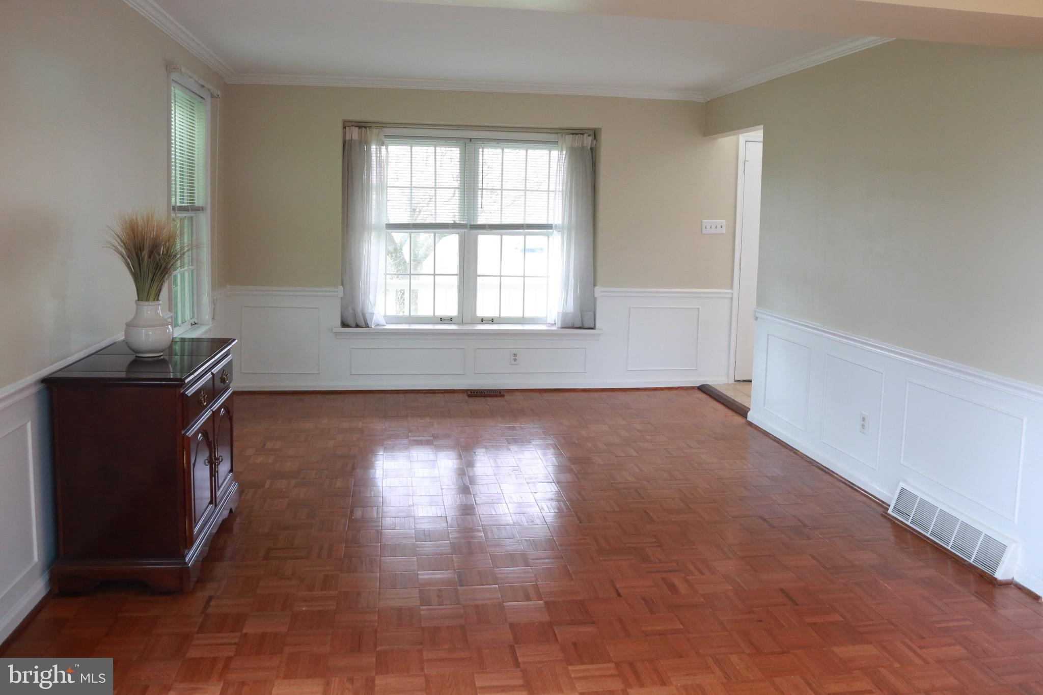 213 Ravenwood Road Exton, PA 19341 - Photo 32 of 56 Large living room, offers many possibilities