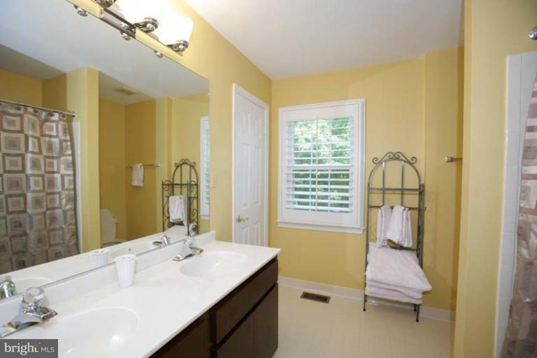 8321 Rising Ridge Way Bethesda, MD 20817 - Photo 20 of 27 Bath #2