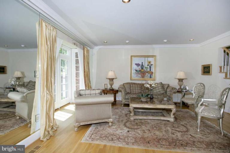 8321 Rising Ridge Way Bethesda, MD 20817 - Photo 3 of 27 Living Room