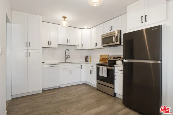 $777,000 | 165 North Swall Drive, Unit 101, Beverly Hills, CA 90211