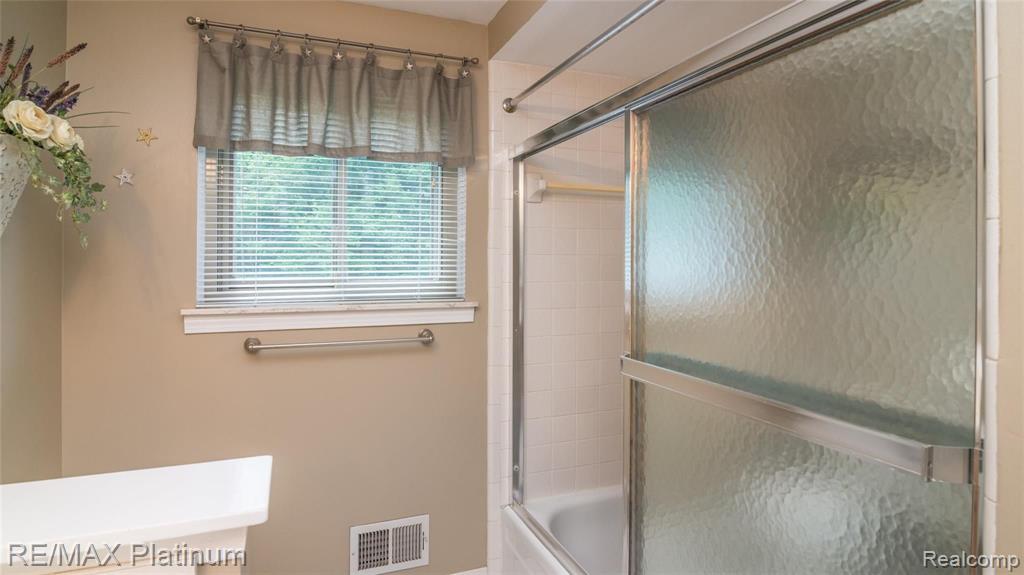 18571 Gill Road Livonia, MI 48152 - Photo 26 of 48