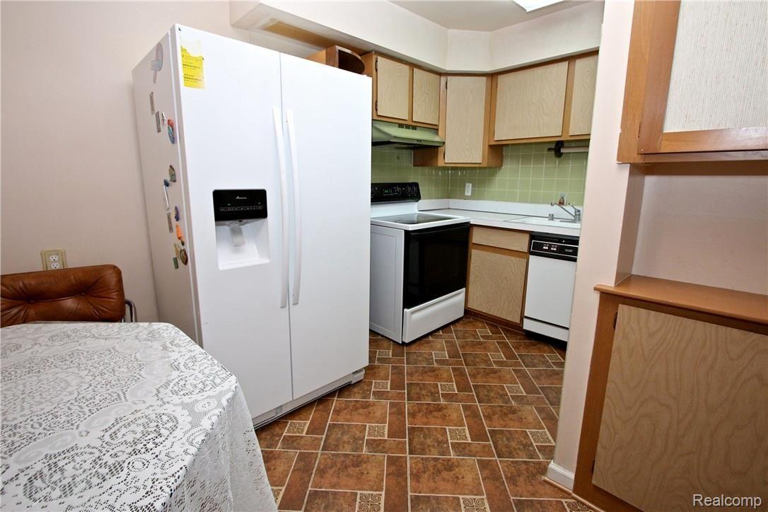 29257 Hayes Road, Unit J2 Warren, MI 48088 - Photo 8 of 24 8Kitchen.jpg