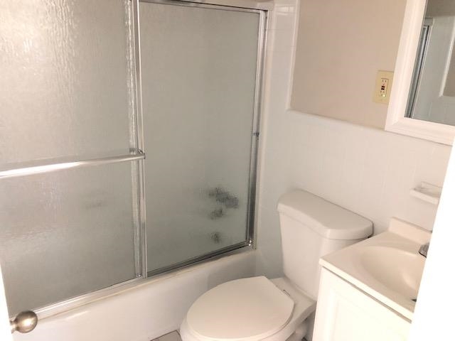 1381 Old Hickory Road Memphis, TN 38116 - Photo 20 of 24 a white toilet sitting next to a bath tub