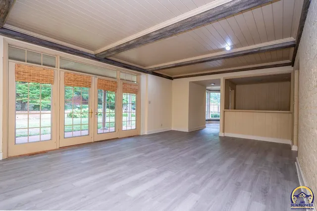 $925,000 | 1533 Southwest Stratford Road, Topeka, KS 66604