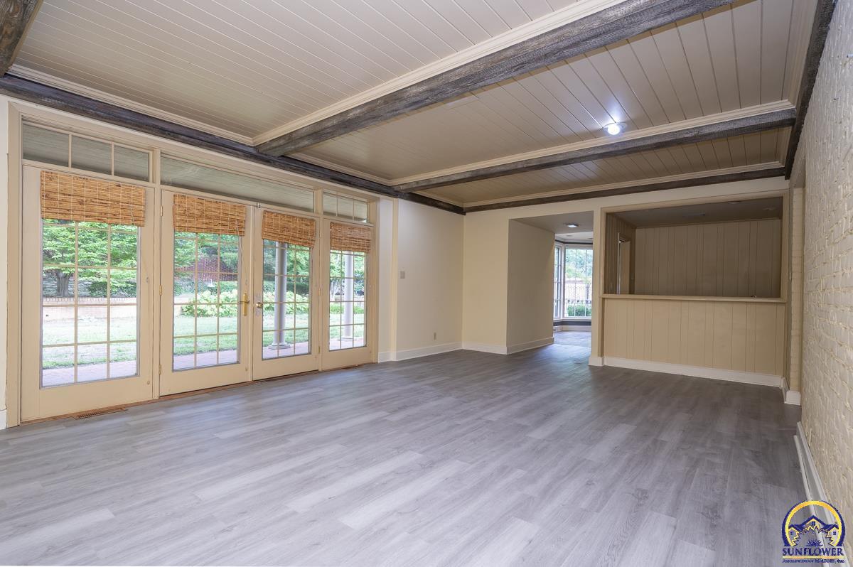 1533 Southwest Stratford Road Topeka, KS 66604 - Photo 11 of 56