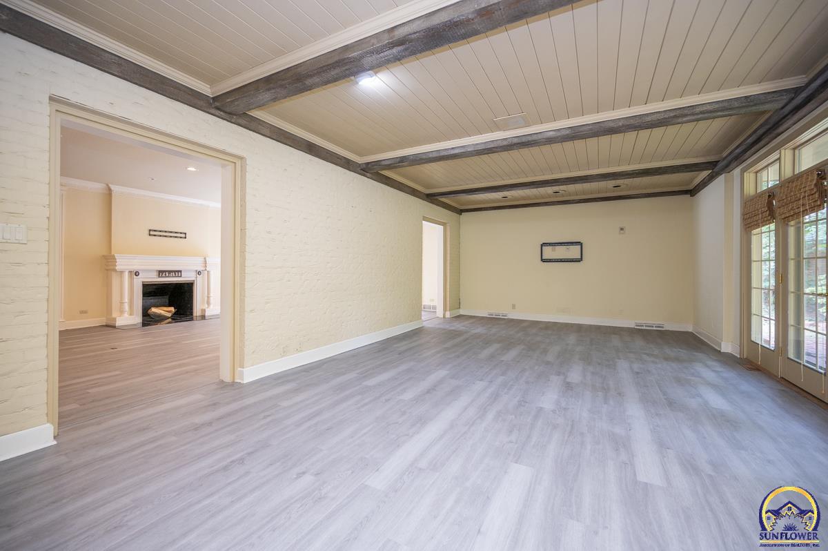 1533 Southwest Stratford Road Topeka, KS 66604 - Photo 12 of 56