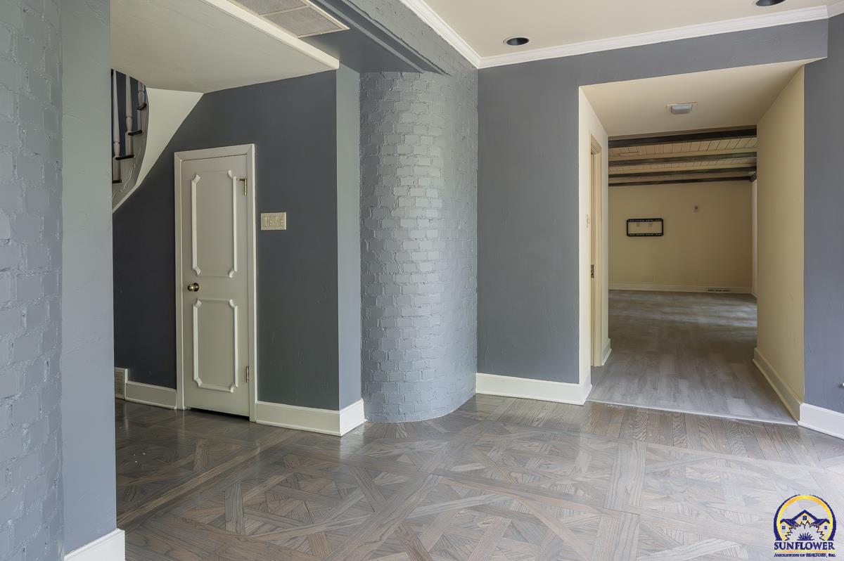 1533 Southwest Stratford Road Topeka, KS 66604 - Photo 13 of 56