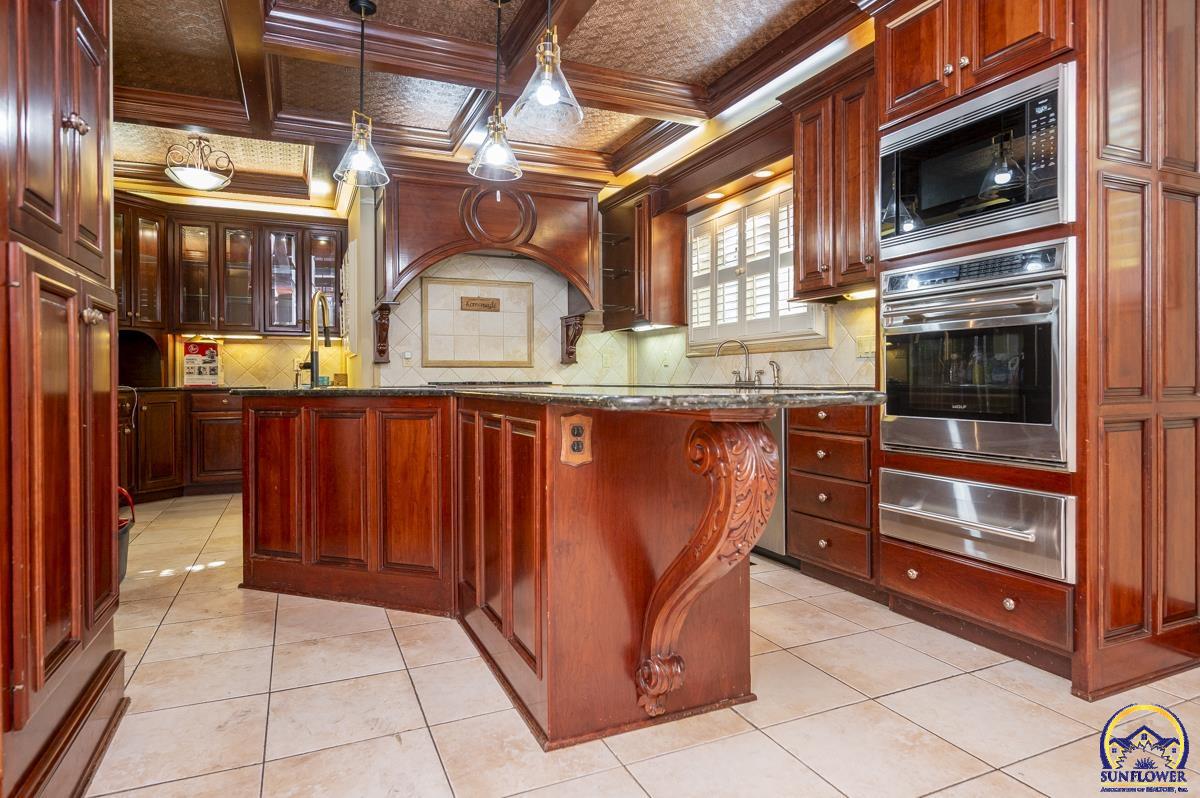 1533 Southwest Stratford Road Topeka, KS 66604 - Photo 18 of 56