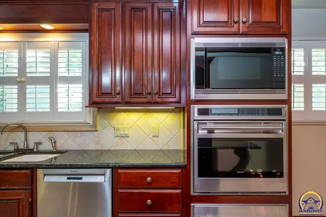 $925,000 | 1533 Southwest Stratford Road, Topeka, KS 66604