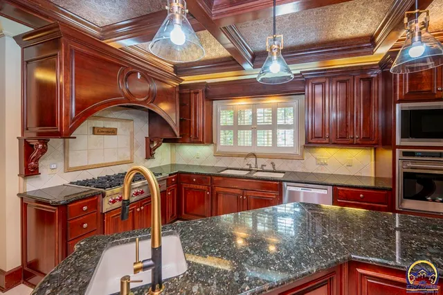 $925,000 | 1533 Southwest Stratford Road, Topeka, KS 66604