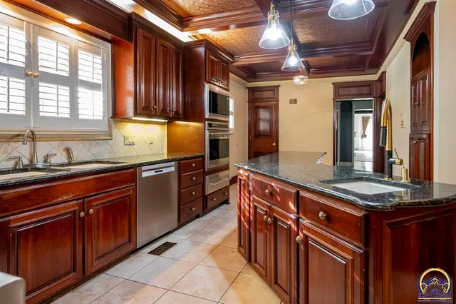 $925,000 | 1533 Southwest Stratford Road, Topeka, KS 66604