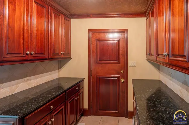 $925,000 | 1533 Southwest Stratford Road, Topeka, KS 66604