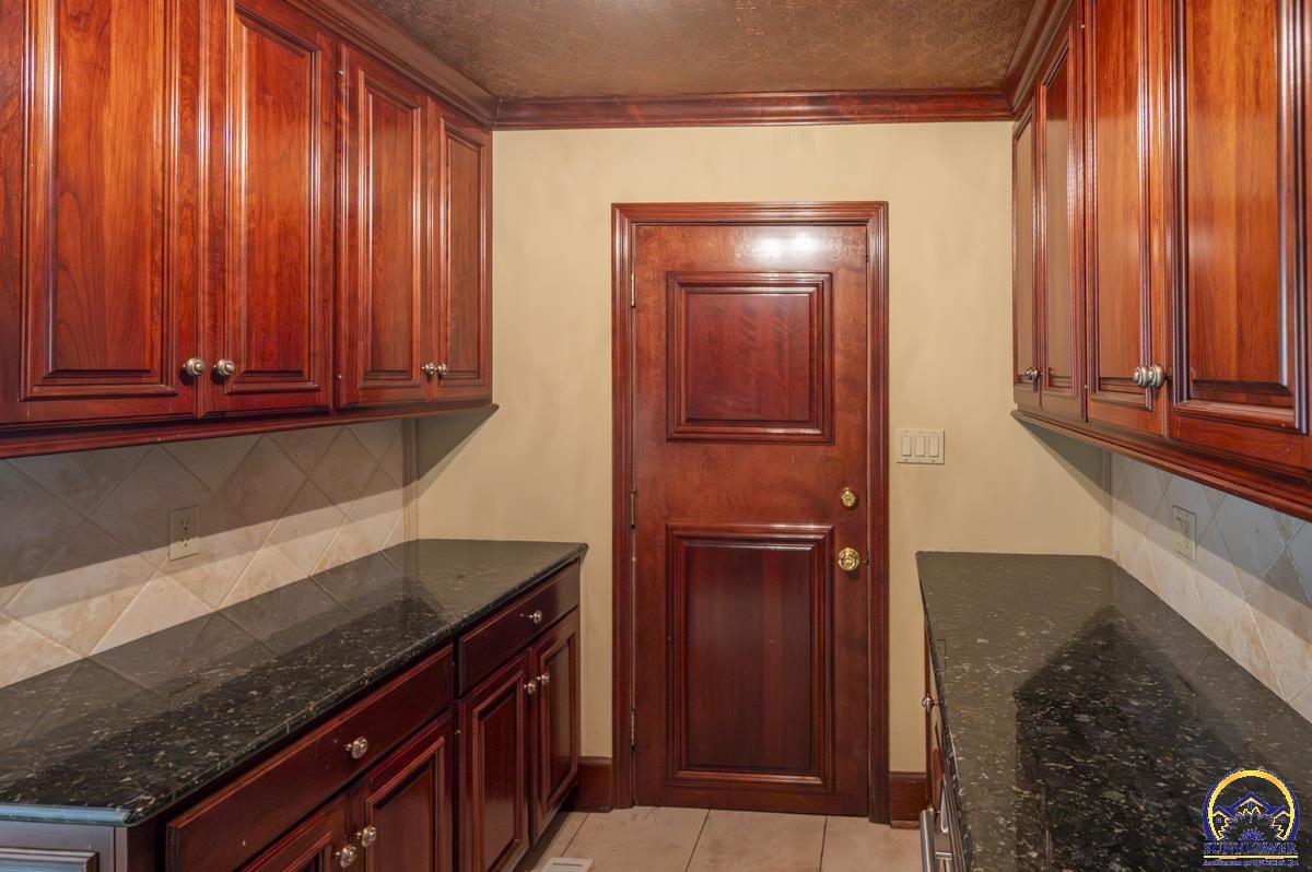 1533 Southwest Stratford Road Topeka, KS 66604 - Photo 23 of 56