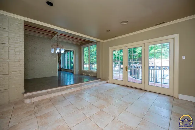 $925,000 | 1533 Southwest Stratford Road, Topeka, KS 66604