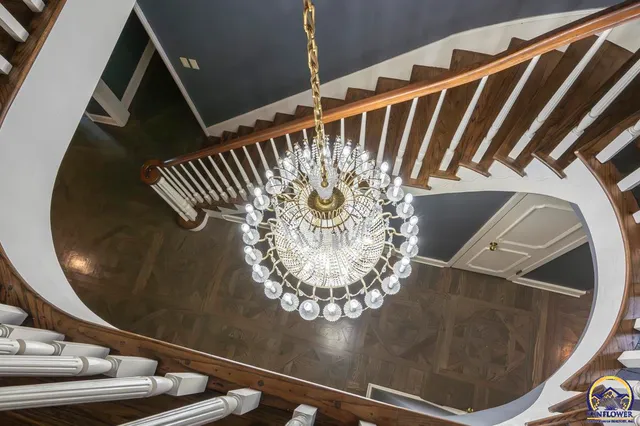 $925,000 | 1533 Southwest Stratford Road, Topeka, KS 66604