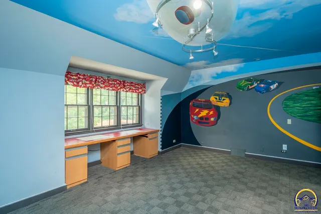 $925,000 | 1533 Southwest Stratford Road, Topeka, KS 66604