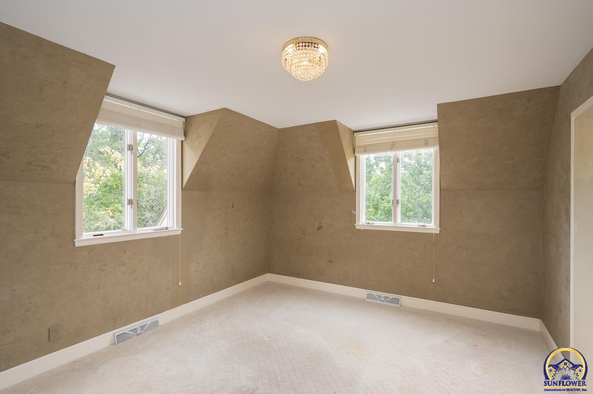 1533 Southwest Stratford Road Topeka, KS 66604 - Photo 30 of 56