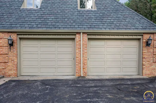 $925,000 | 1533 Southwest Stratford Road, Topeka, KS 66604