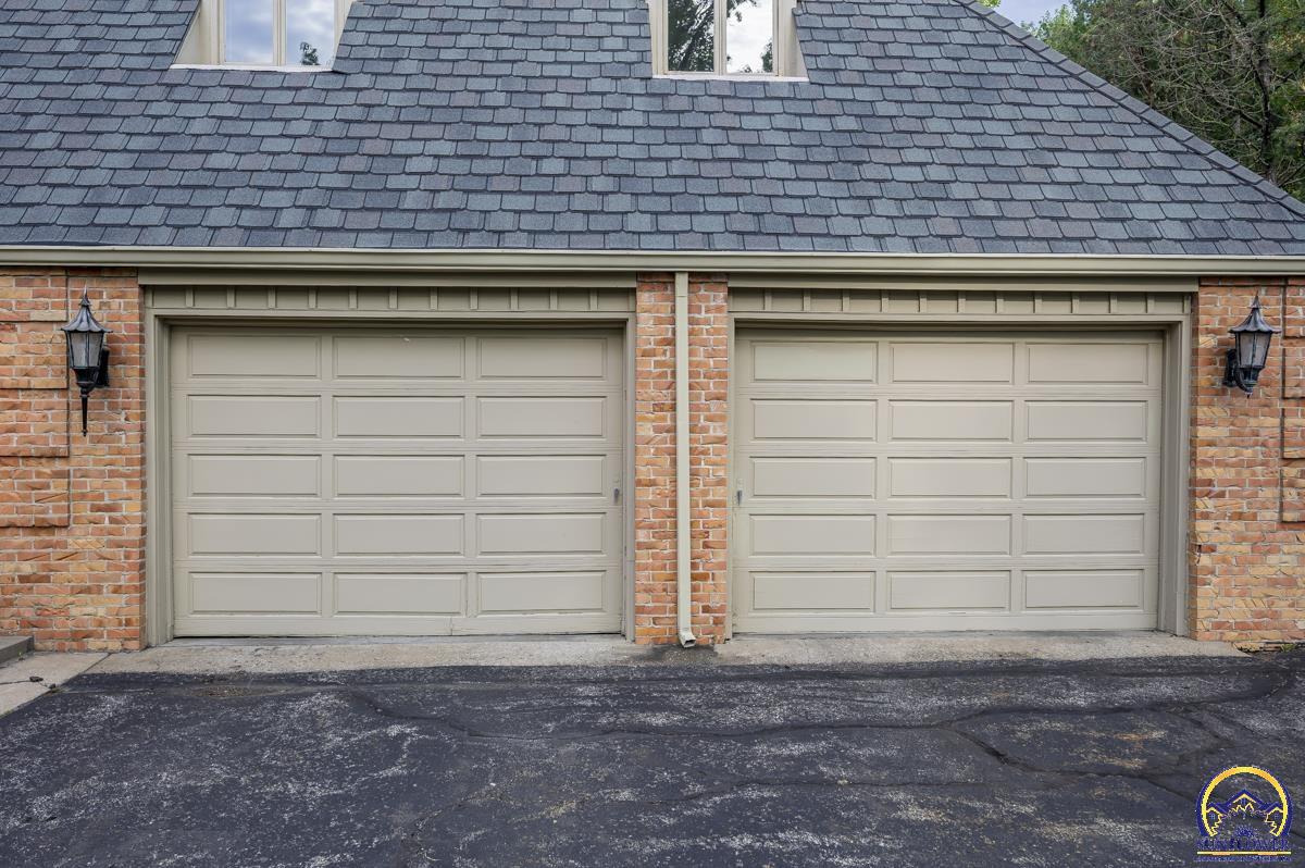 1533 Southwest Stratford Road Topeka, KS 66604 - Photo 3 of 56