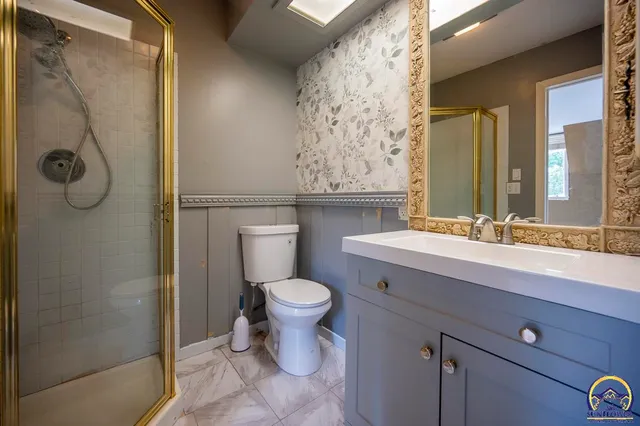 $925,000 | 1533 Southwest Stratford Road, Topeka, KS 66604