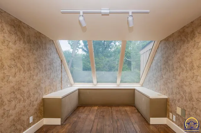 $925,000 | 1533 Southwest Stratford Road, Topeka, KS 66604