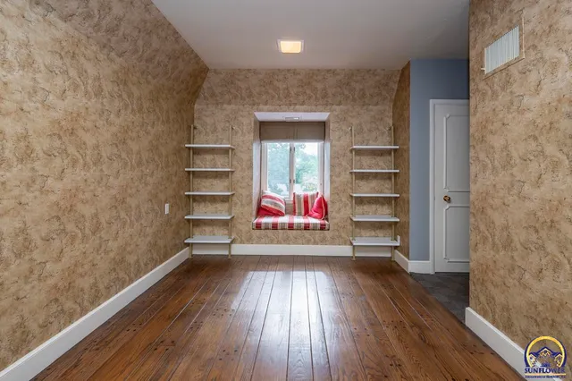 $925,000 | 1533 Southwest Stratford Road, Topeka, KS 66604