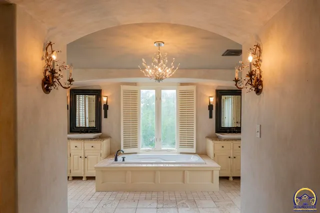 $925,000 | 1533 Southwest Stratford Road, Topeka, KS 66604