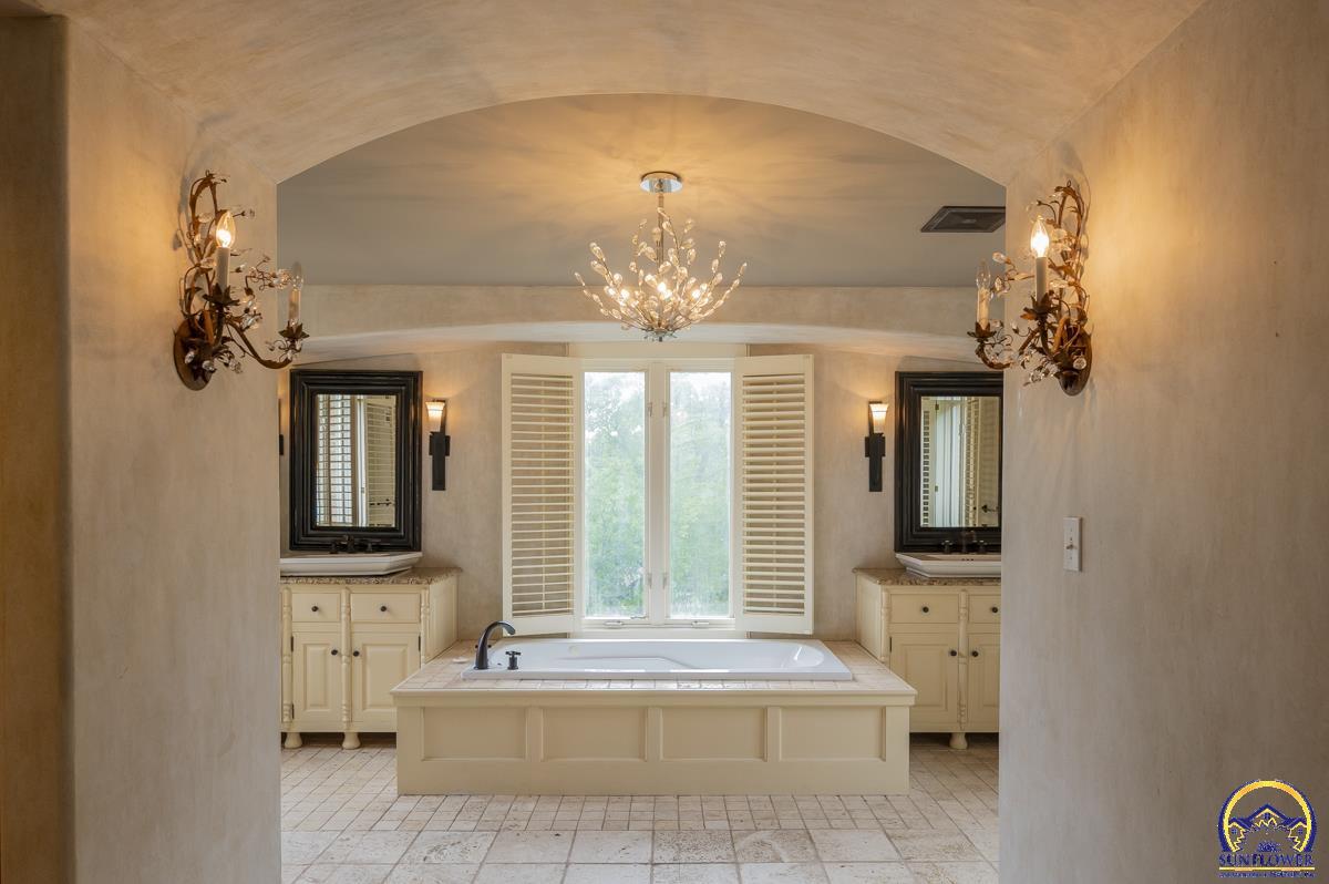 1533 Southwest Stratford Road Topeka, KS 66604 - Photo 35 of 56